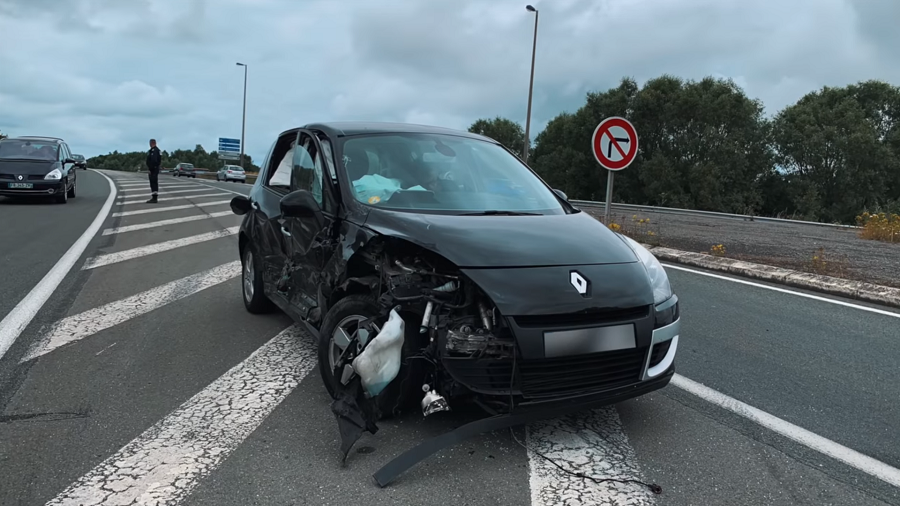 Batmobile - Renault Scenic accidentée.png (875 KB)
